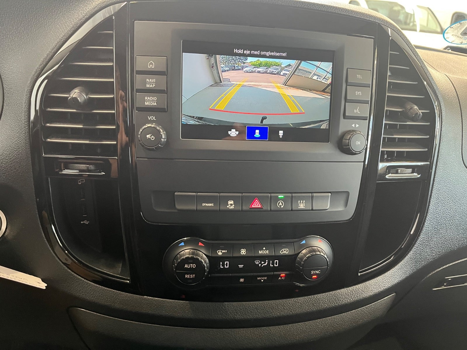 Sort Mercedes Vito 114 fra 2023