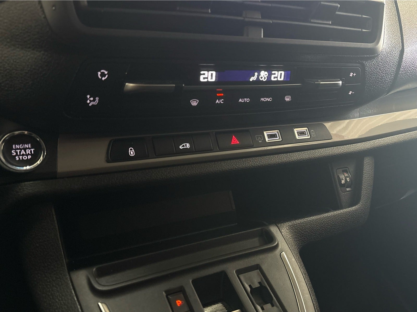 Hvid Opel Vivaro fra 2024