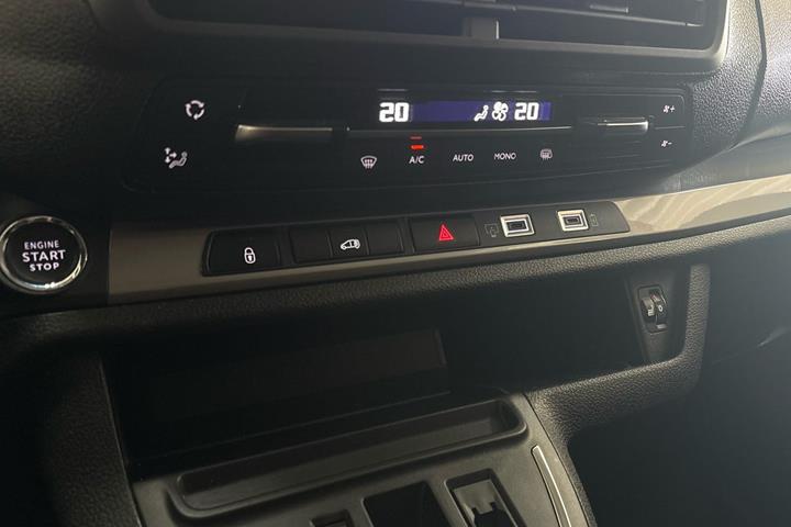 Hvid Opel Vivaro fra 2024