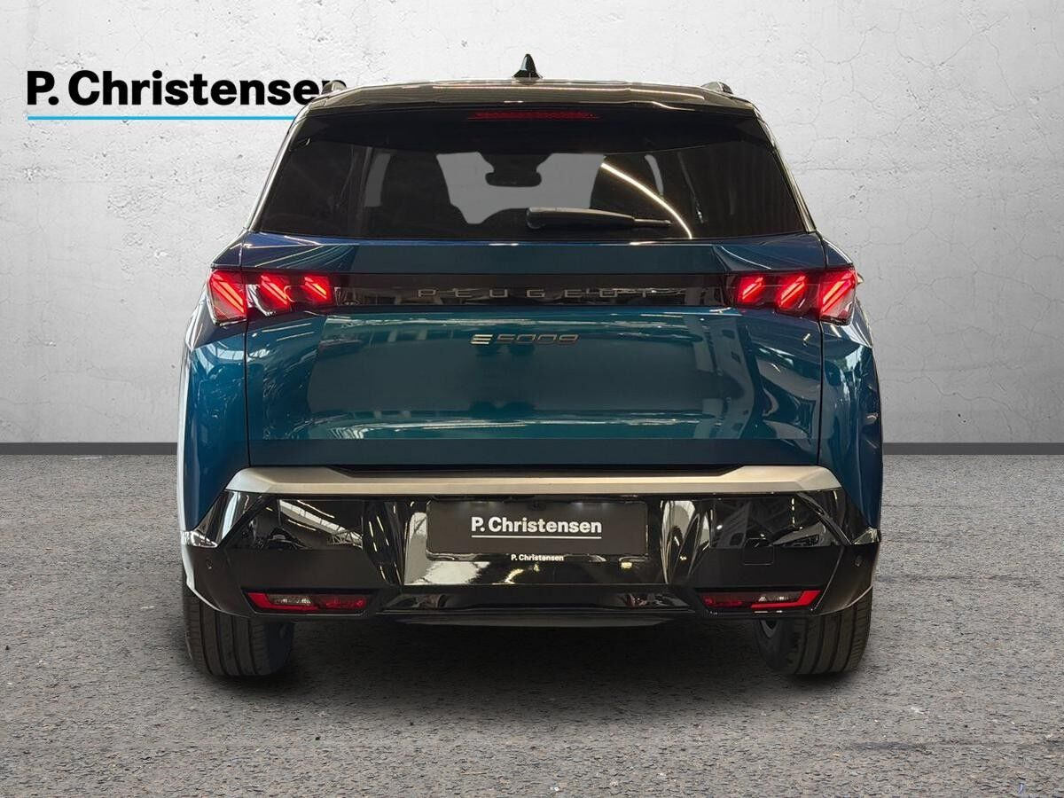 Blå Peugeot e-5008 fra 2025