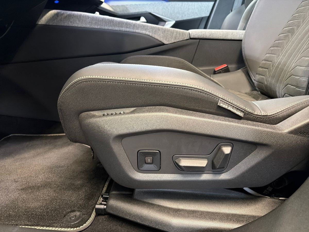 Blå Peugeot e-5008 fra 2025
