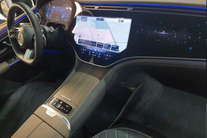 Grå Mercedes EQS580 SUV fra 2024