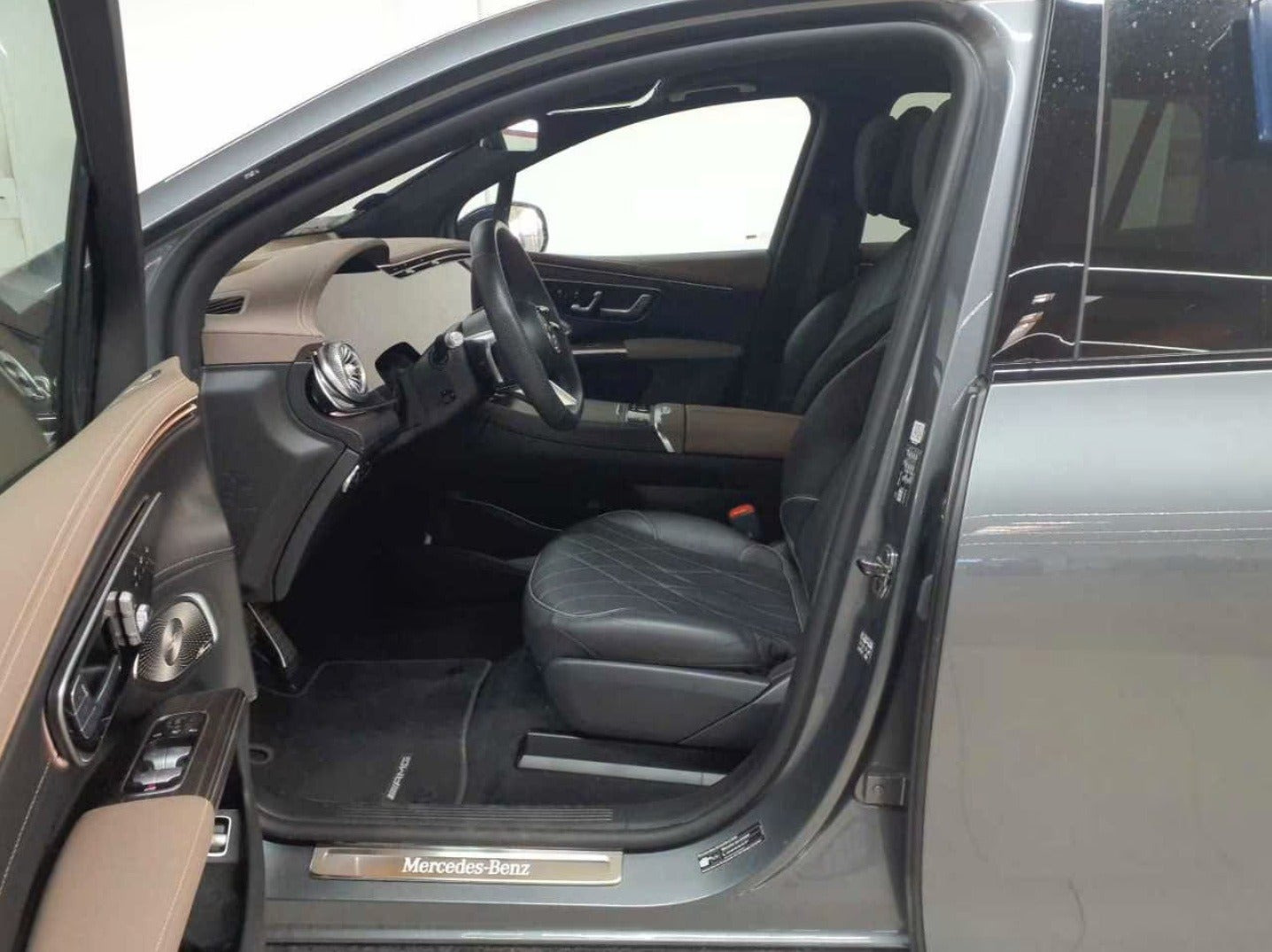 Grå Mercedes EQS580 SUV fra 2024