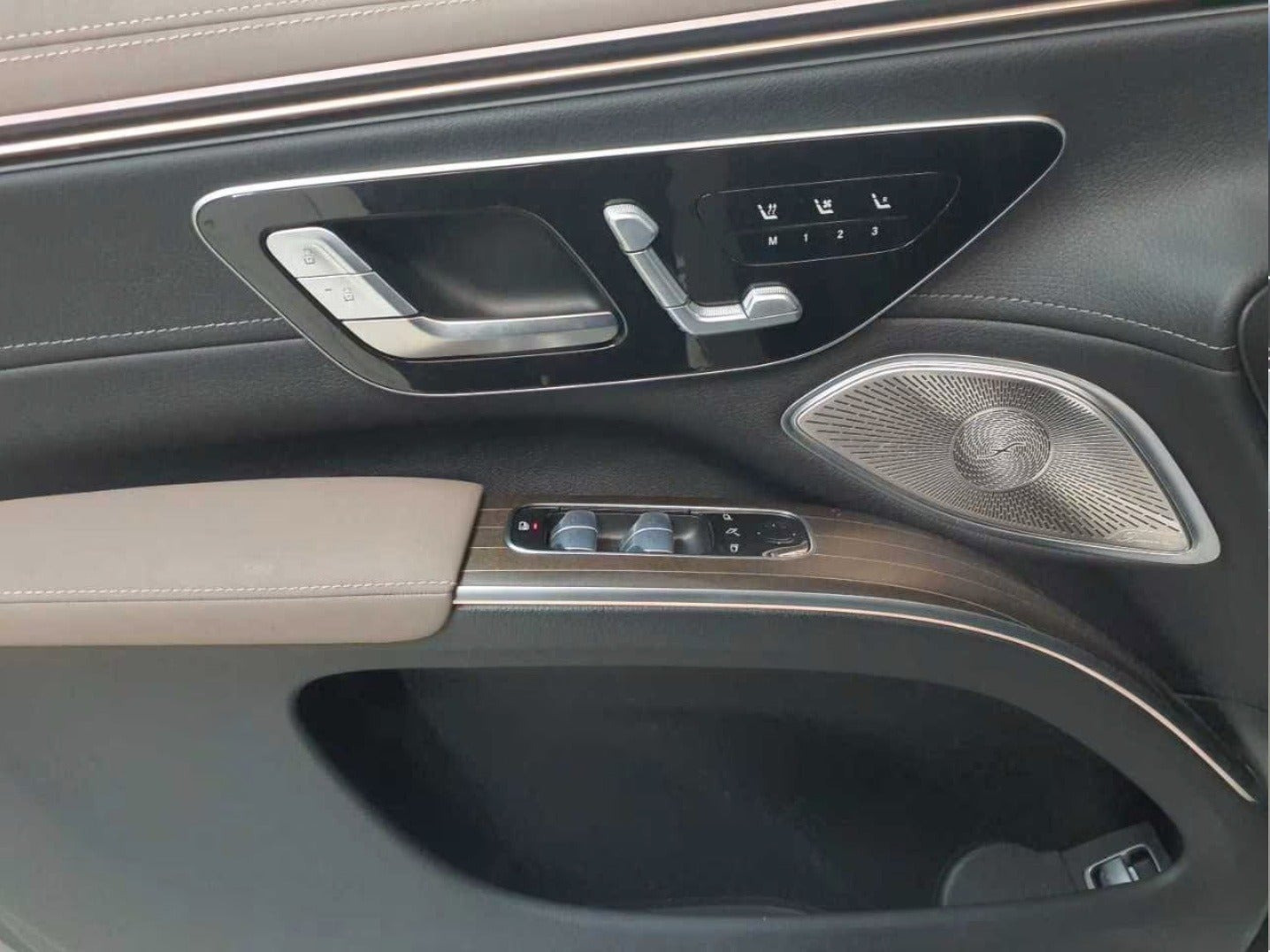 Grå Mercedes EQS580 SUV fra 2024