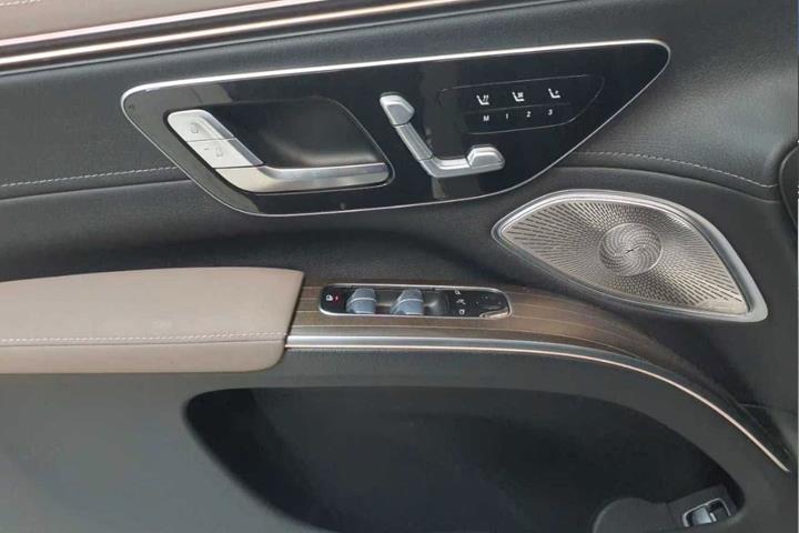 Grå Mercedes EQS580 SUV fra 2024