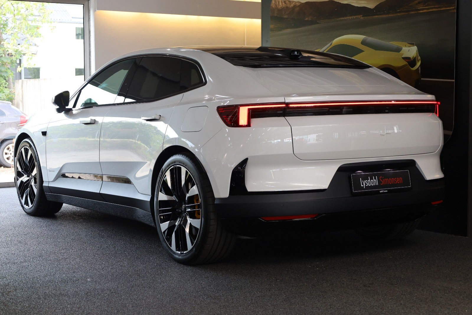 Hvid Polestar 4 fra 2026
