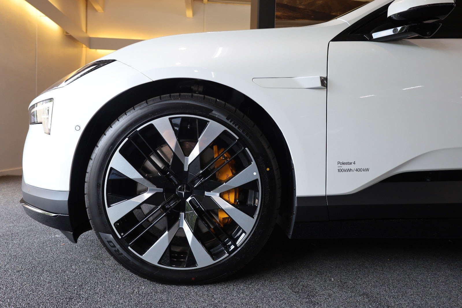 Hvid Polestar 4 fra 2026