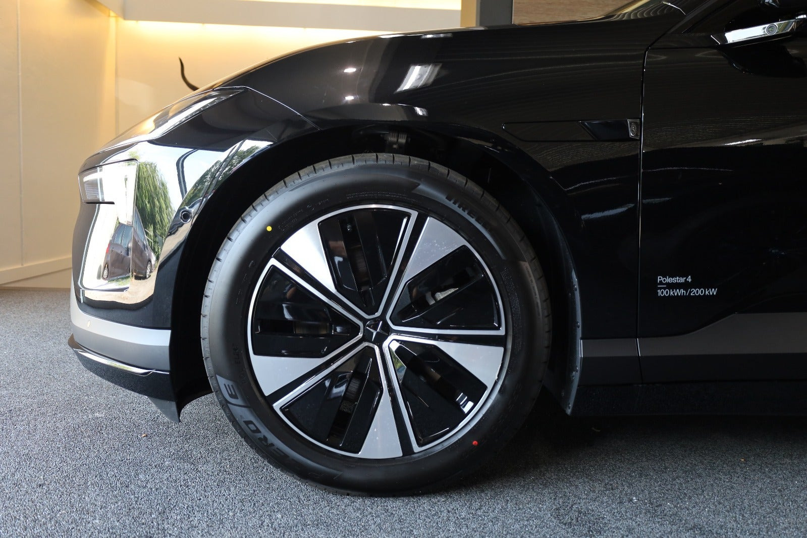 Sort Polestar 4 fra 2026