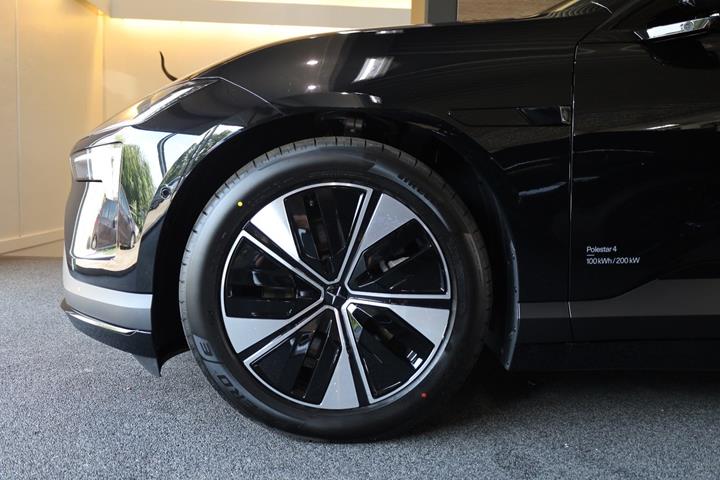 Sort Polestar 4 fra 2026