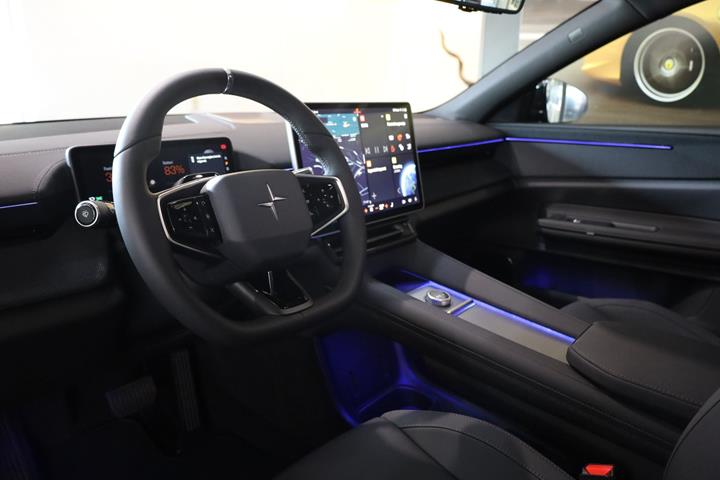 Sort Polestar 4 fra 2026