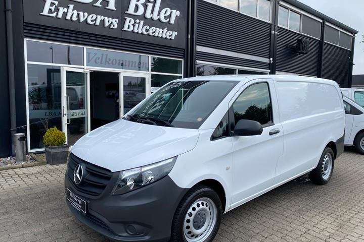Hvid Mercedes Vito 114 fra 2022 set udefra