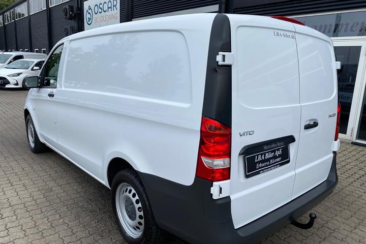 Hvid Mercedes Vito 114 fra 2022