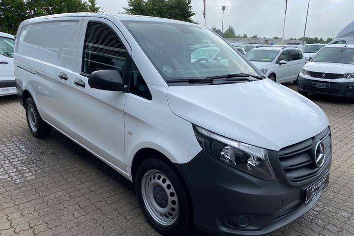 Hvid Mercedes Vito 114 fra 2022