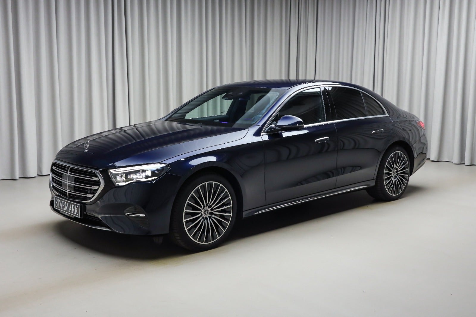 Blå Mercedes E400 e fra 2024 set udefra