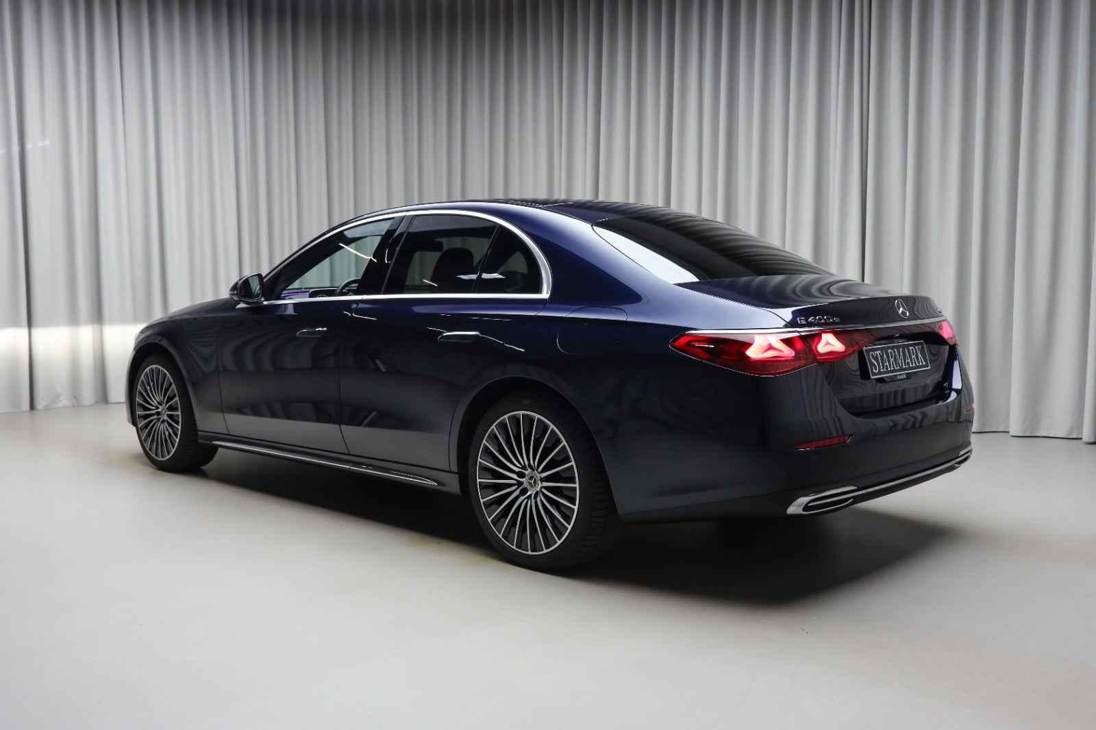 Blå Mercedes E400 e fra 2024 set udefra