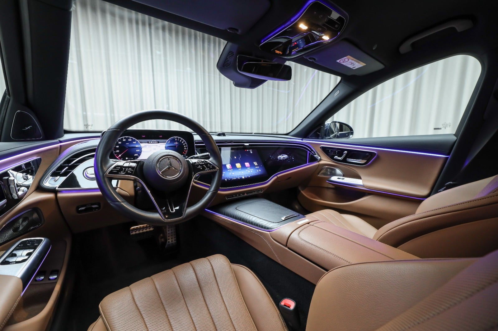 Blå Mercedes E400 e fra 2024 set indefra