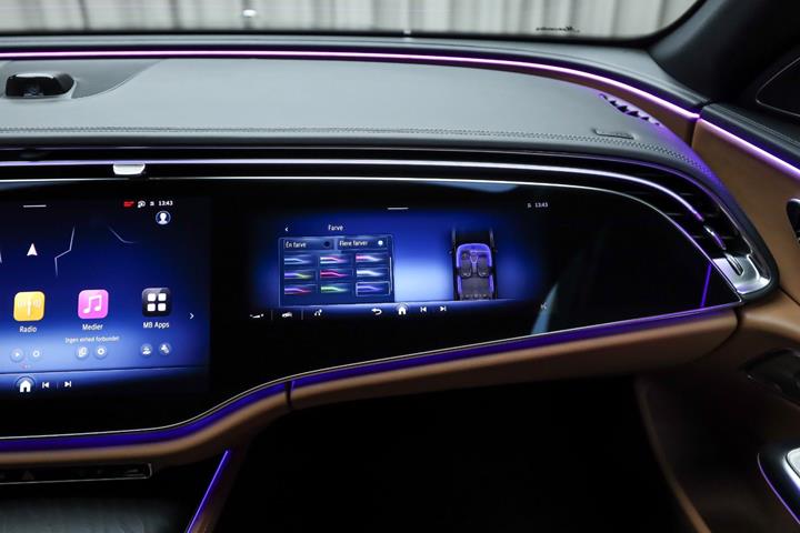 Blå Mercedes E400 e fra 2024 set indefra