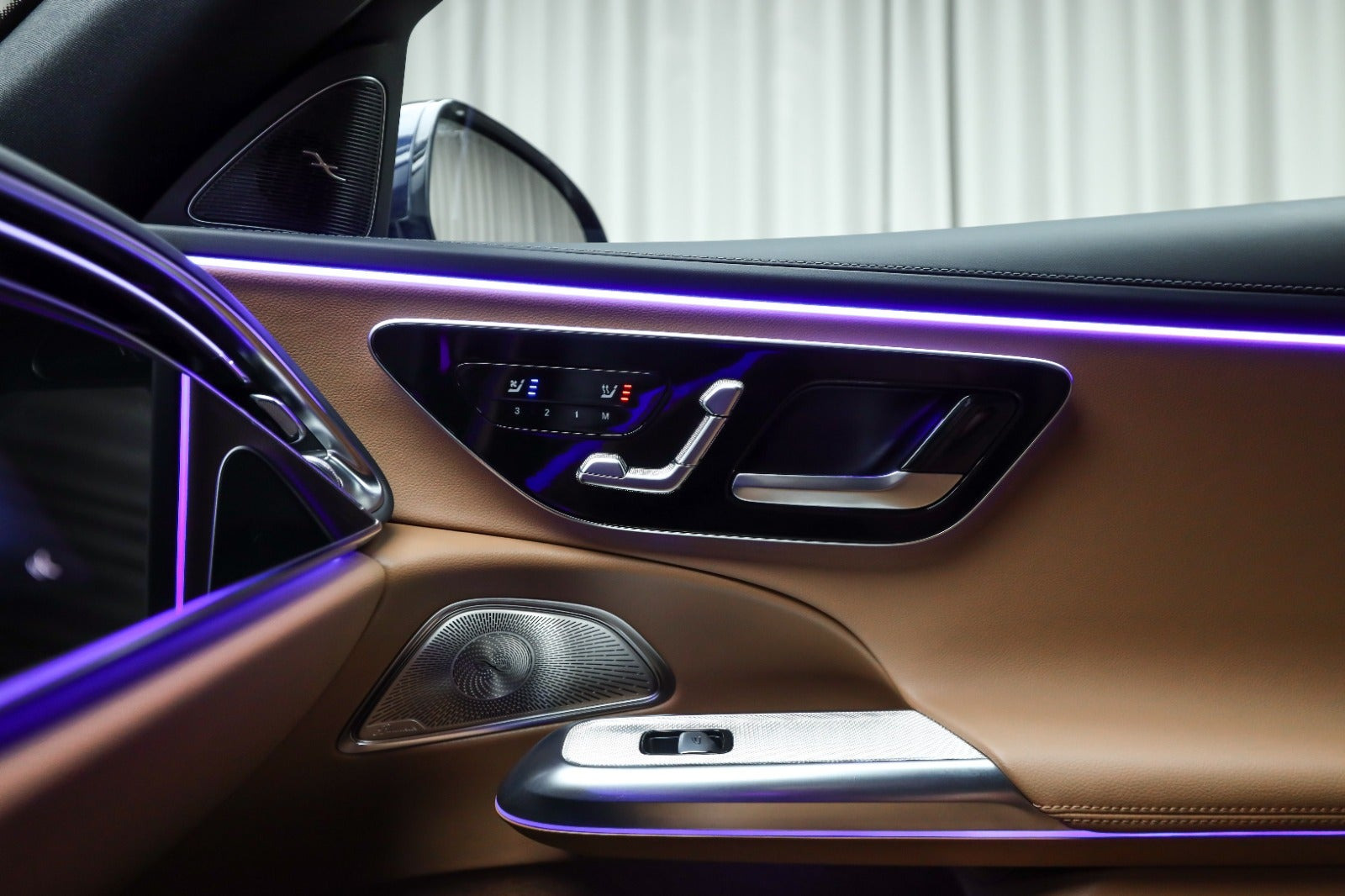 Blå Mercedes E400 e fra 2024