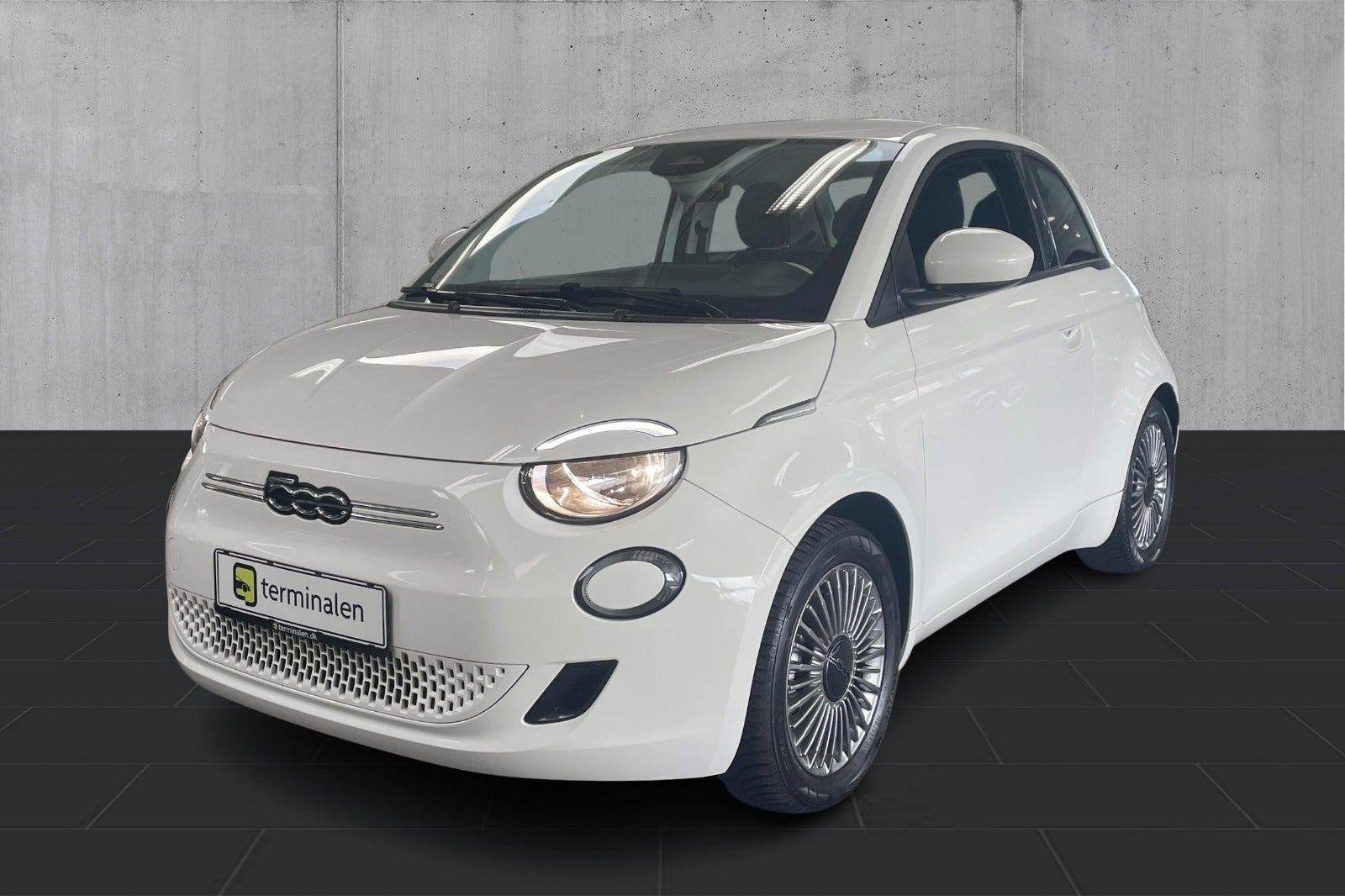 Hvid Fiat 500e fra 2023