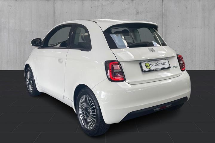 Hvid Fiat 500e fra 2023