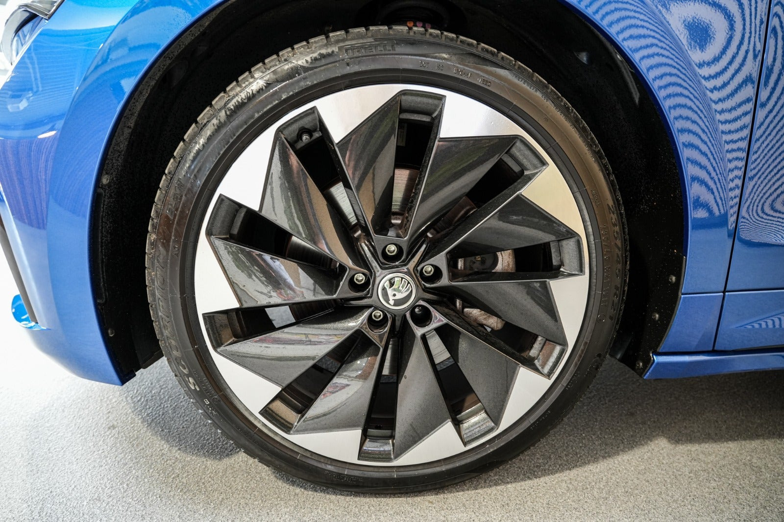 Blå Skoda Enyaq fra 2021