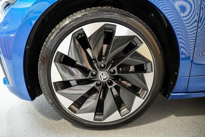 Blå Skoda Enyaq fra 2021