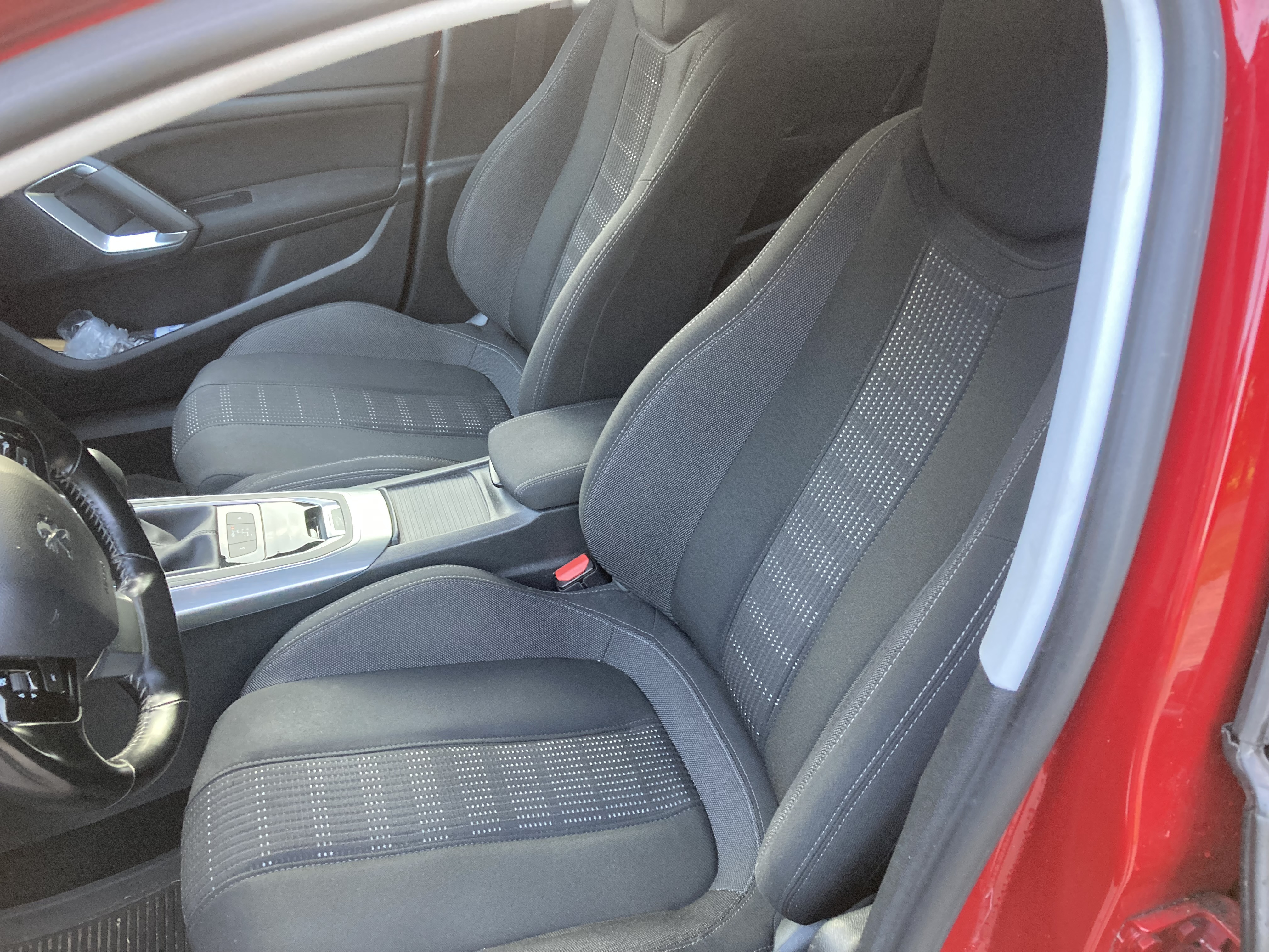 Rød Peugeot 308 fra 2016