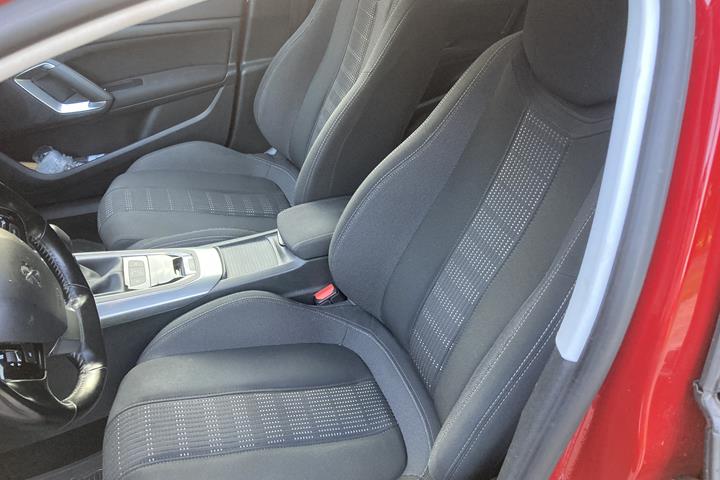 Rød Peugeot 308 fra 2016