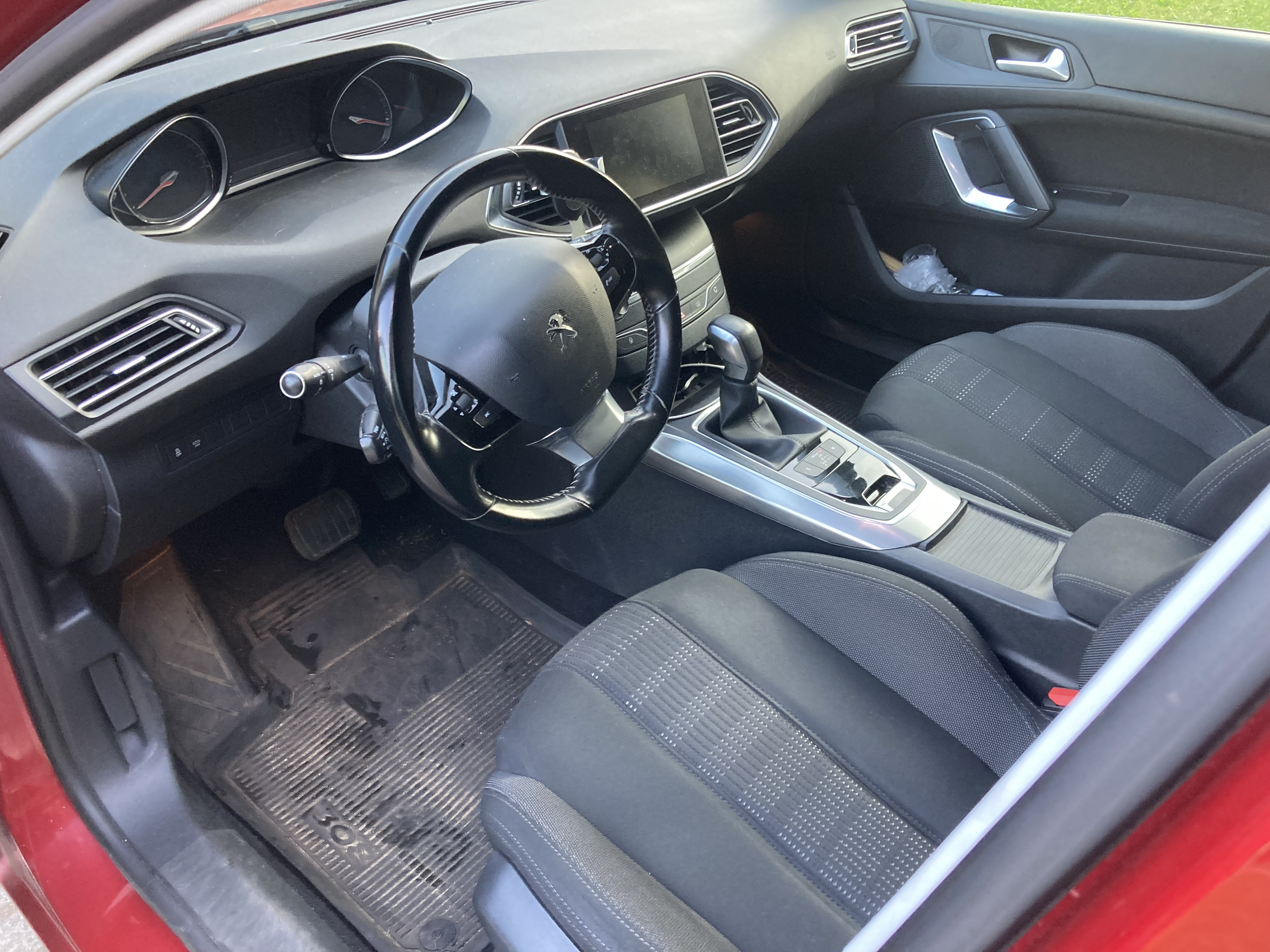 Rød Peugeot 308 fra 2016