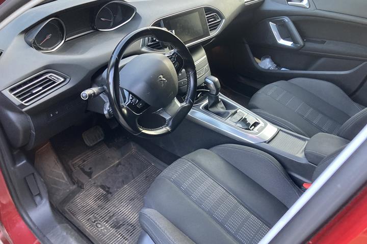 Rød Peugeot 308 fra 2016