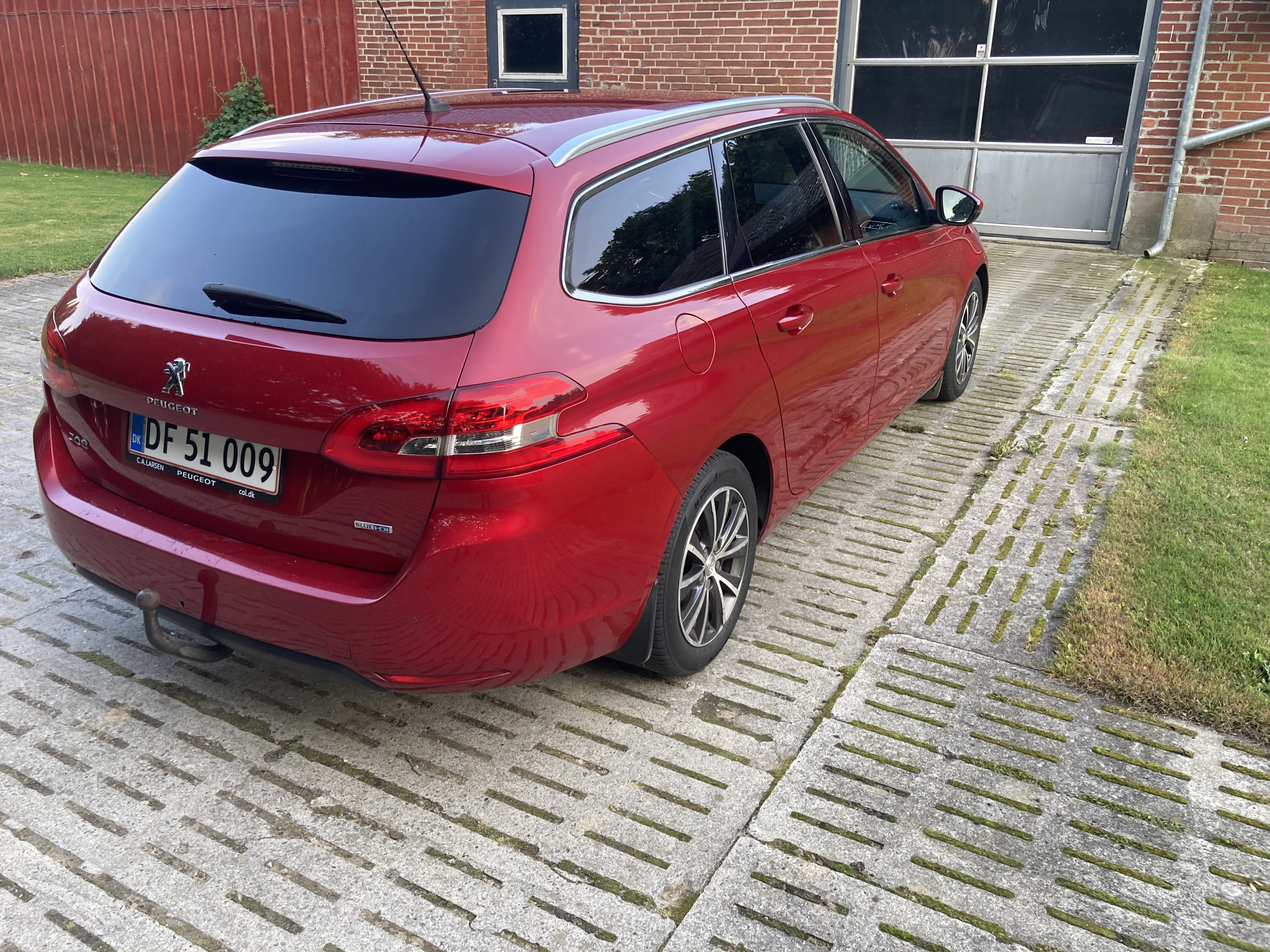 Rød Peugeot 308 fra 2016