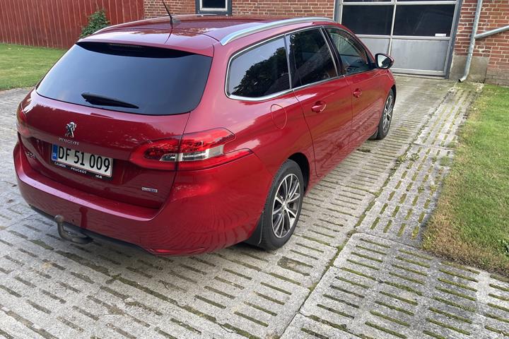 Rød Peugeot 308 fra 2016
