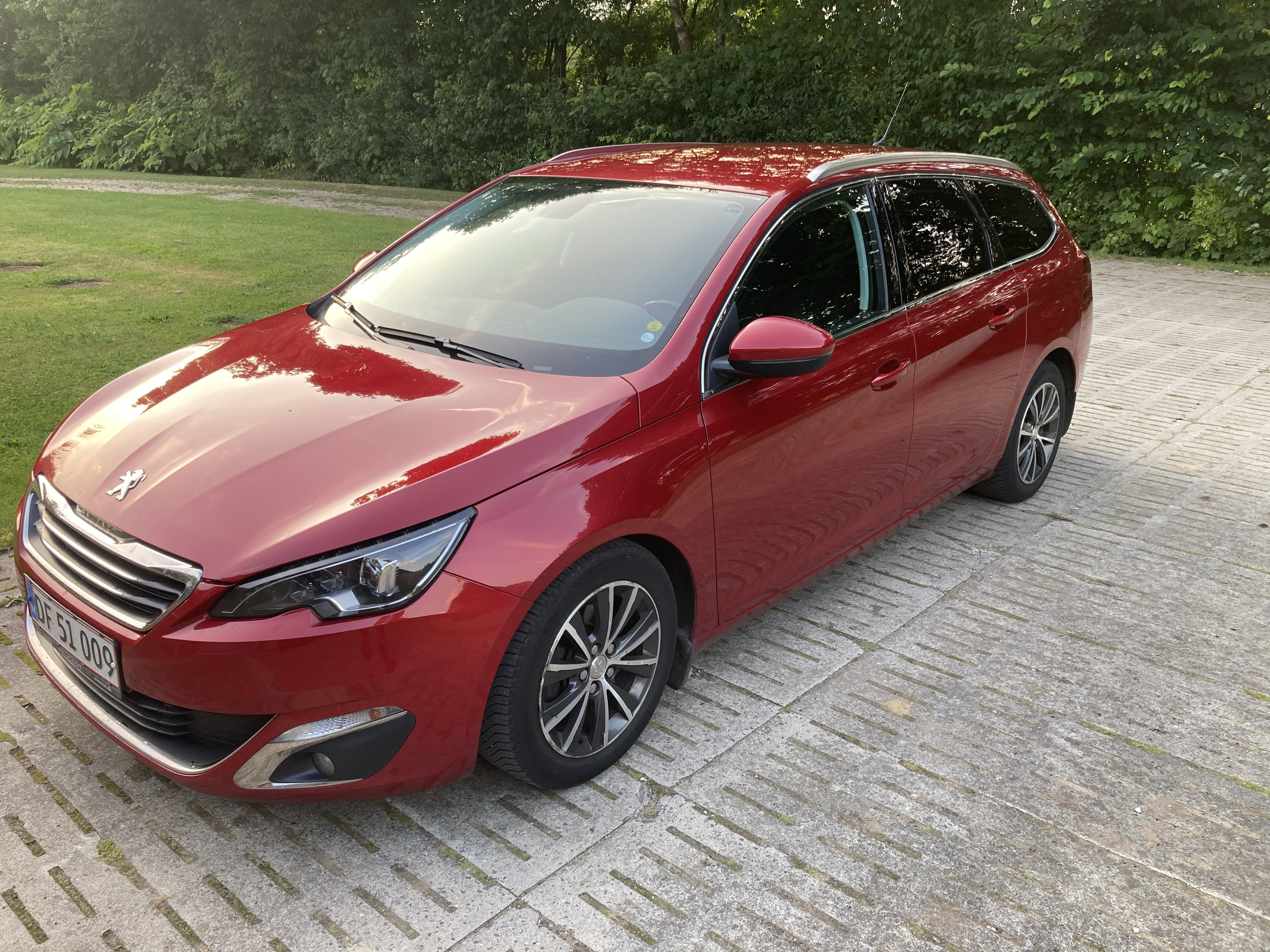 Rød Peugeot 308 fra 2016