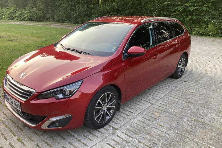 Rød Peugeot 308 fra 2016
