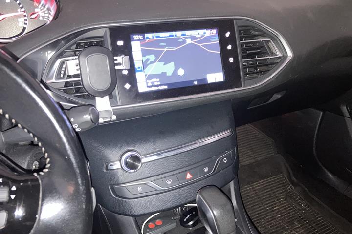 Rød Peugeot 308 fra 2016