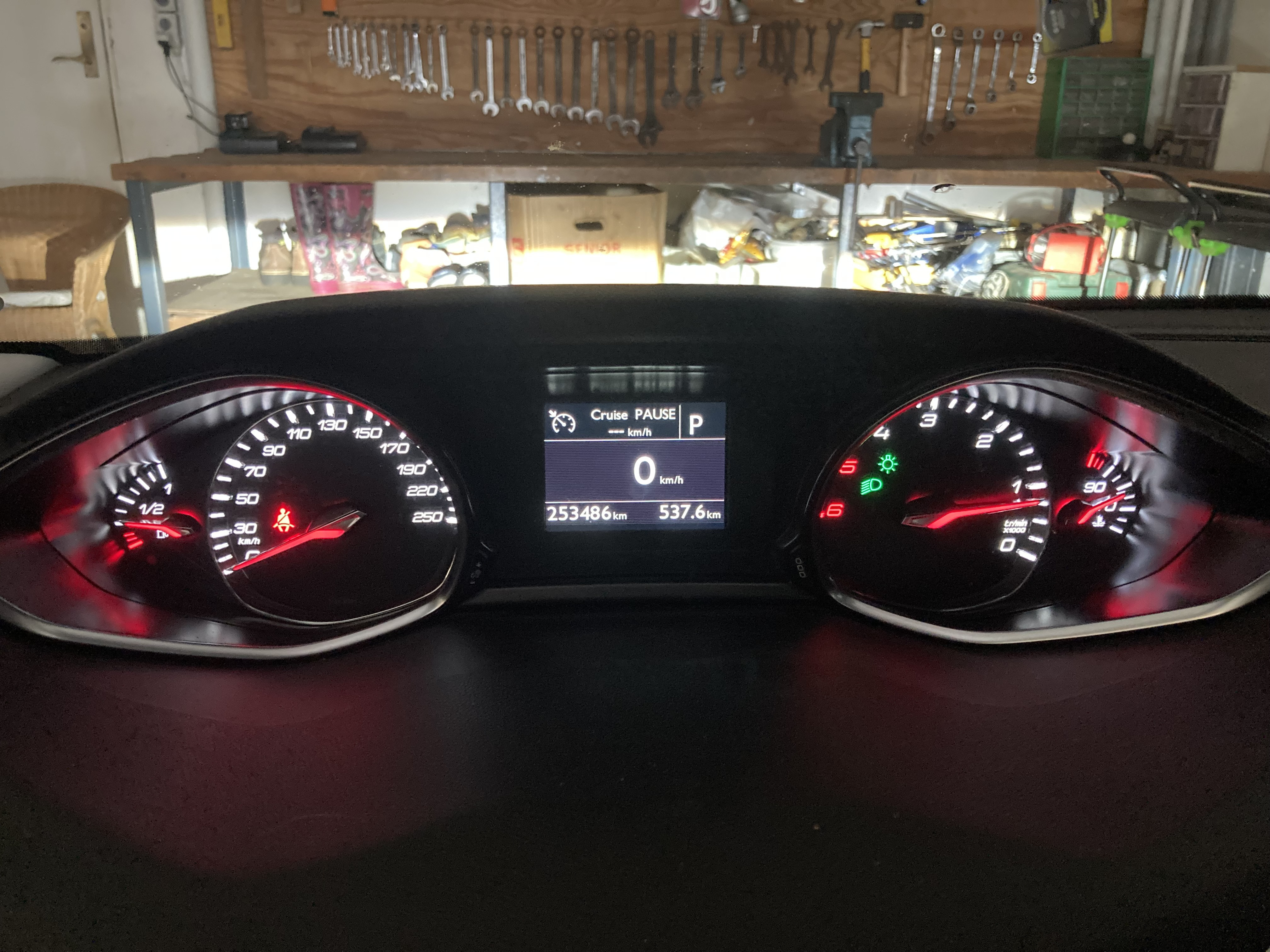 Rød Peugeot 308 fra 2016