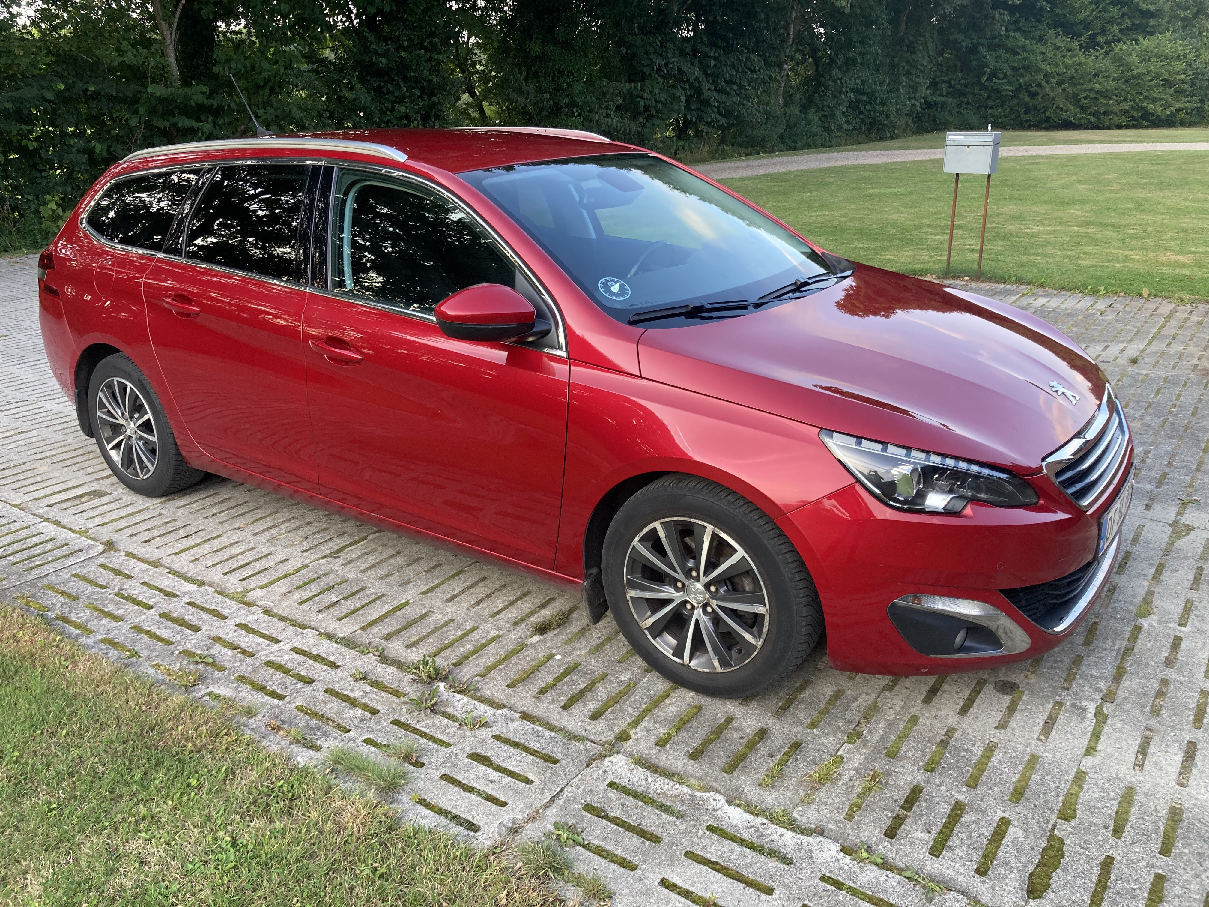 Rød Peugeot 308 fra 2016