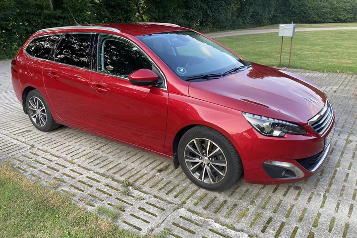 Rød Peugeot 308 fra 2016