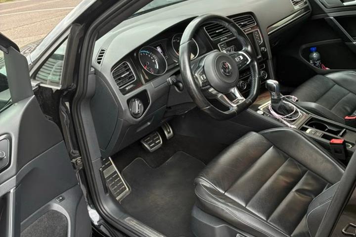 Sort VW Golf fra 2015