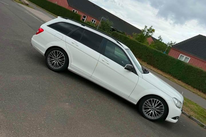 Hvid Mercedes C-Klasse fra 2013