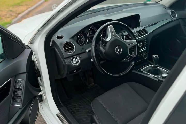 Hvid Mercedes C-Klasse fra 2013