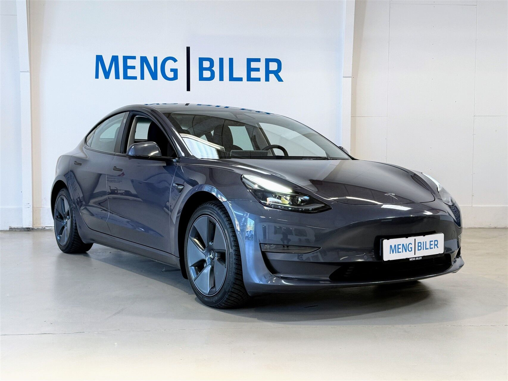 Grå Tesla Model 3 fra 2022