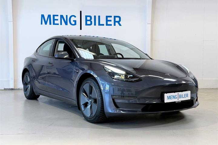 Grå Tesla Model 3 fra 2022