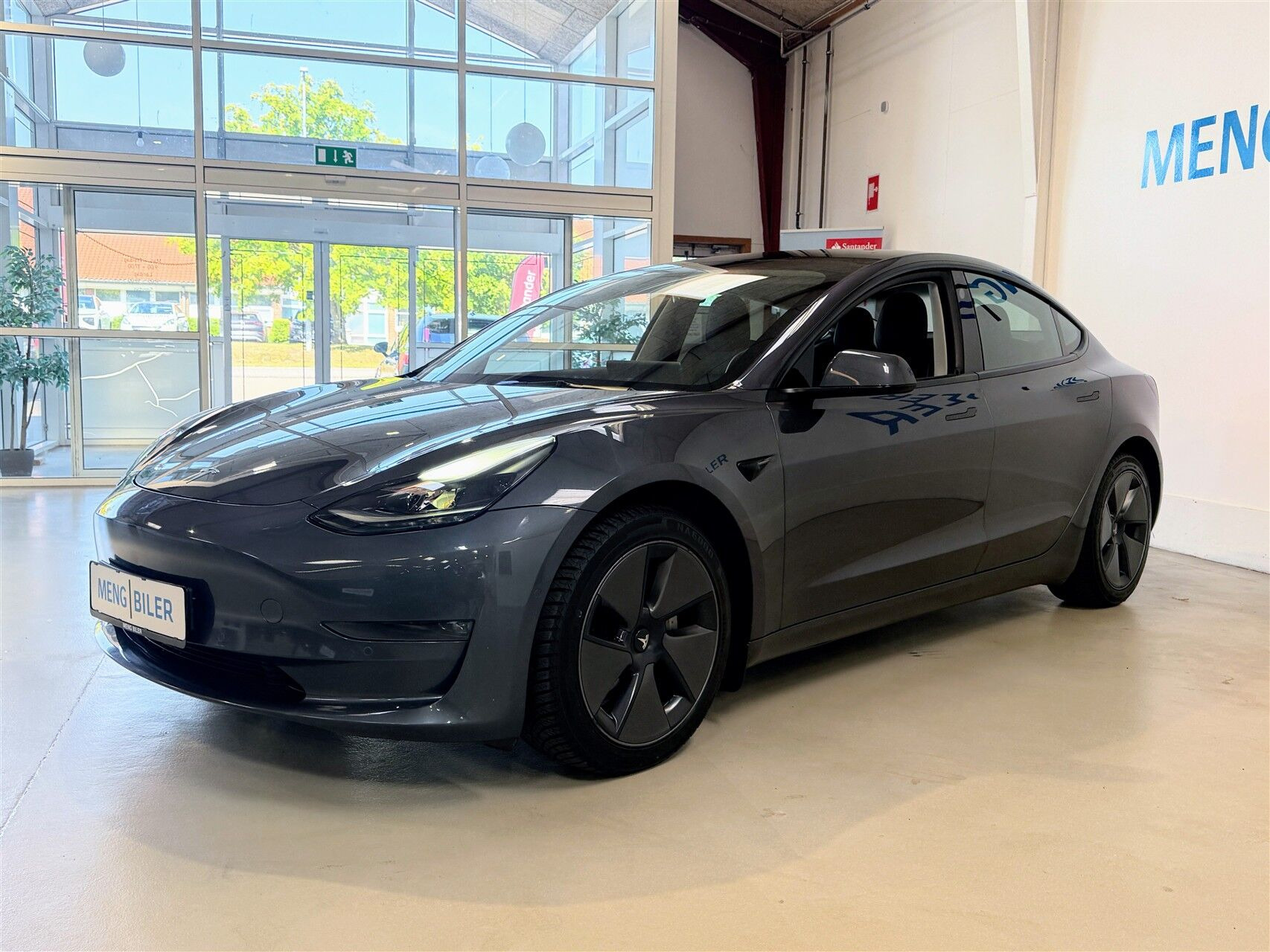 Grå Tesla Model 3 fra 2022