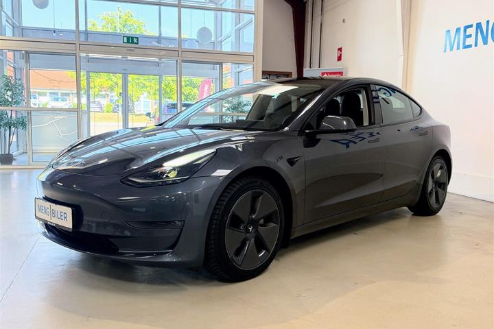 Grå Tesla Model 3 fra 2022