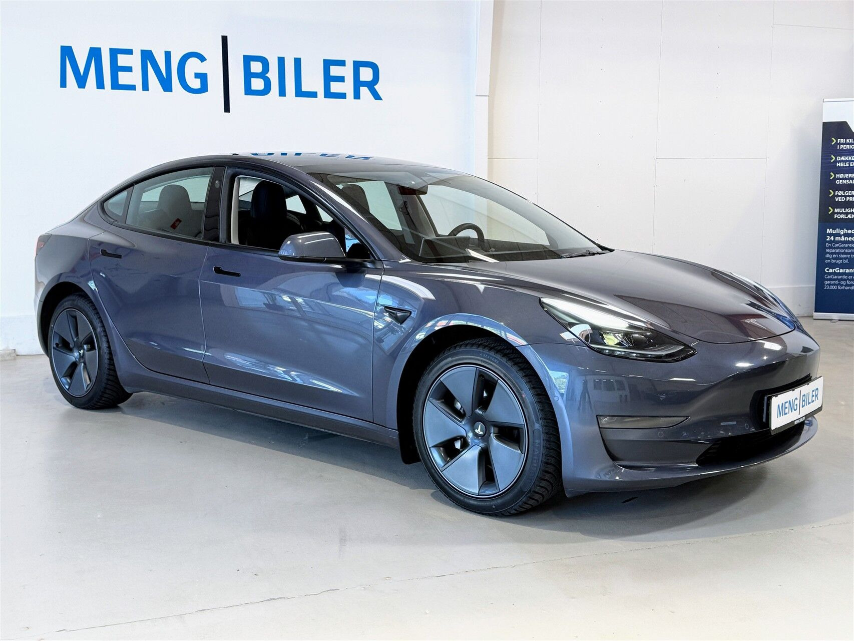 Grå Tesla Model 3 fra 2022