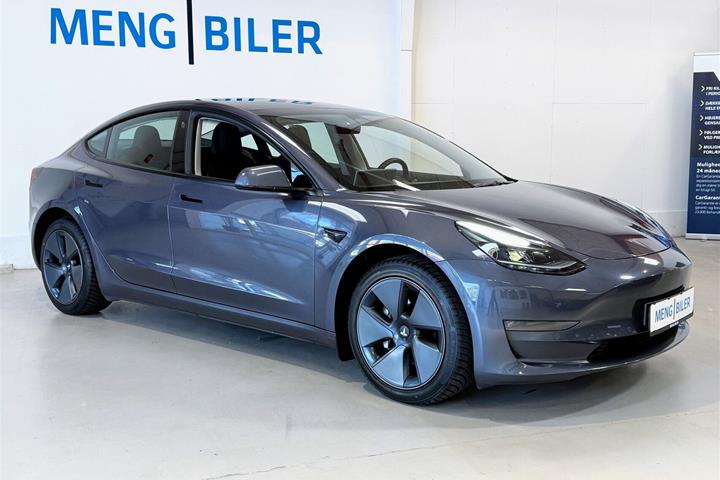 Grå Tesla Model 3 fra 2022