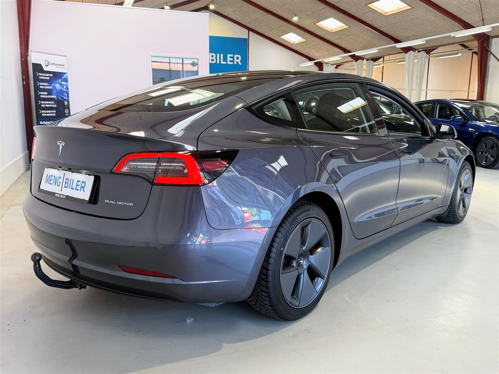 Grå Tesla Model 3 fra 2022