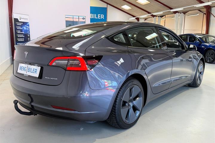 Grå Tesla Model 3 fra 2022