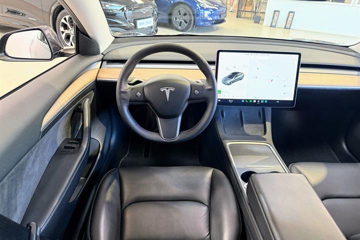 Grå Tesla Model 3 fra 2022